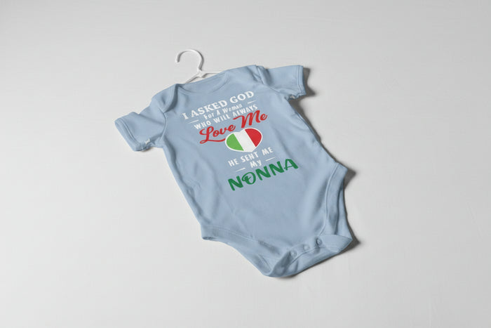 Light blue baby onesie with text and an Italian flag on a pink background
